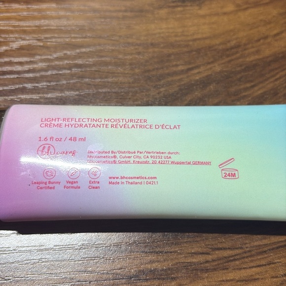 BH Cosmetics Light-Reflecting Moisturizer - Pink and Blue Gradient - Picture 3 of 3